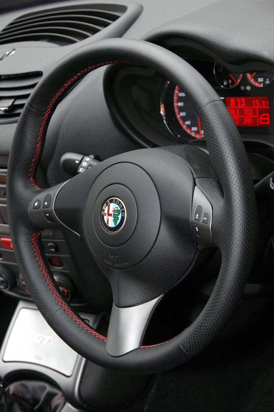 Панель приборов Alfa Romeo GT Q2 (937C) 2008 года  (ZA) (фото 21 из 31)